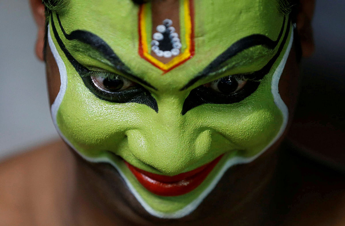 An artist gets ready backstage to perform an Indian art form of dance called `Ottamthullal` at the annual eight-day long Vrischikolsavam festival, which features a colourful procession of decorated elephants along with drum and trumpets concerts, at Sree Poornathrayeesa temple in Kochi, India, 7 December 2018. Photo: Reuters