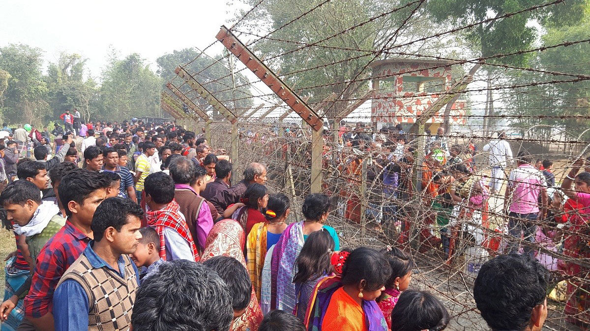 People from India and Bangladesh meet their relatives along India-Bangladesh border in Thakurgaon on Friday. Photo: UNB