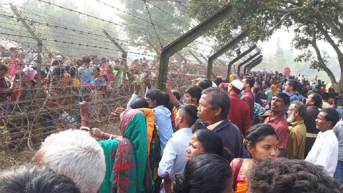 People from India and Bangladesh meet their relatives along India-Bangladesh border in Thakurgaon on Friday. Photo: UNB