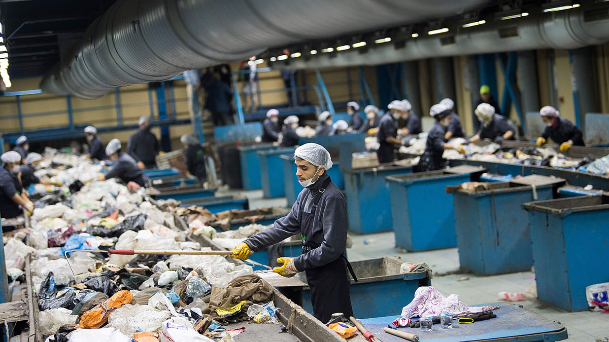 Turkish workers eliminate garbage in the recycling centre in Istanbul on 14 November 2018. Photo: AFP