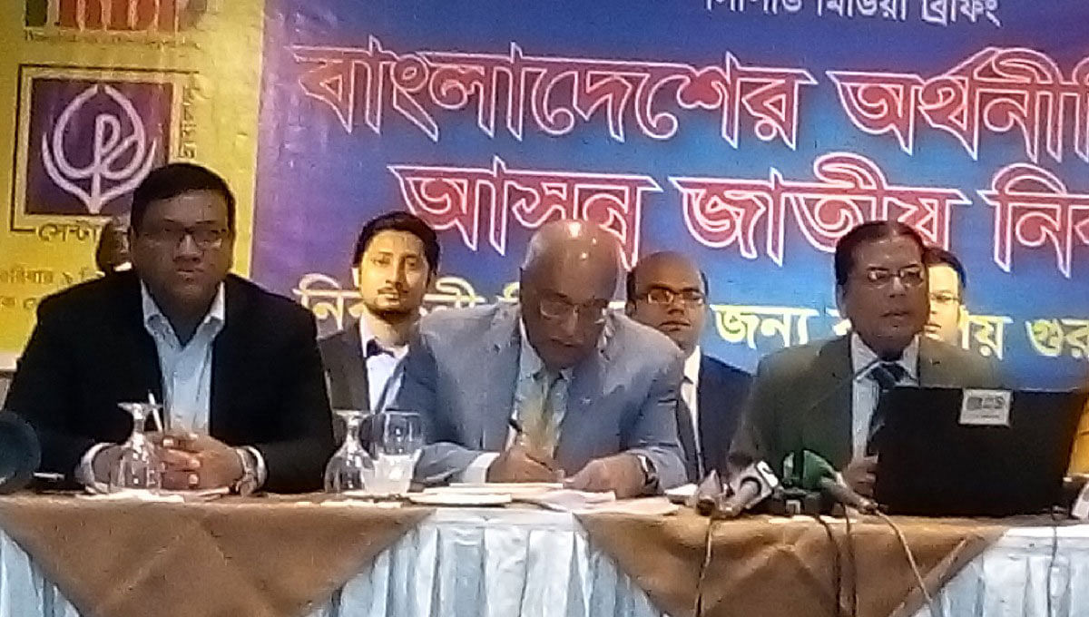 Centre for Policy Dialogue (CPD) Board of Trustees member Debapriya Bhattacharya holds a press briefing on ‘State of Bangladesh Economy and Upcoming National Elections Priorities for Electoral Debates’ at BRAC Centre Inn Auditorium in Dhaka on Sunday, 09 December, 2018. Photo: UNB