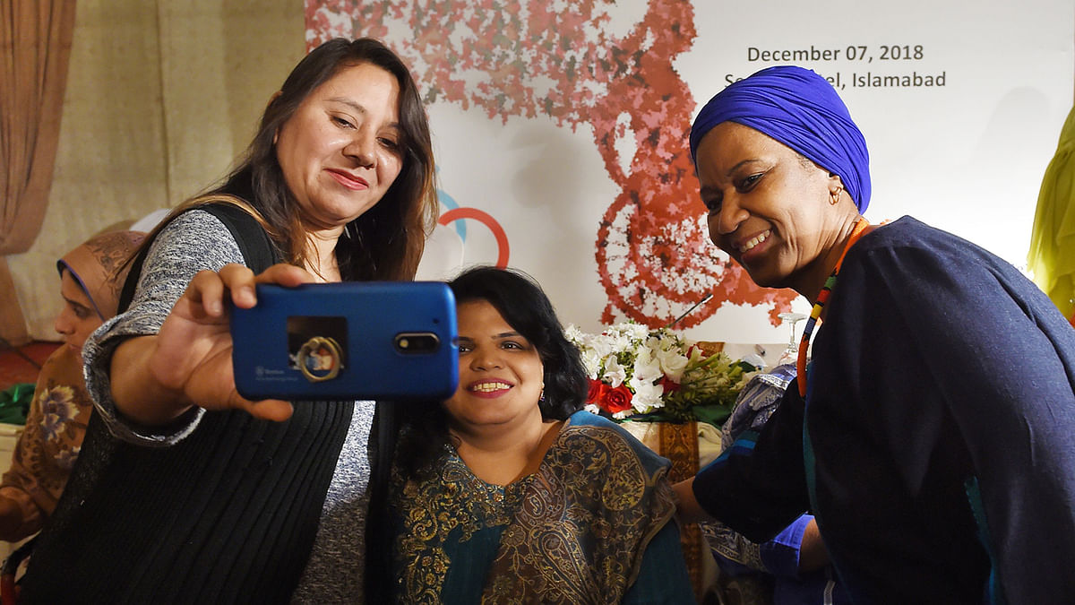 UN Women executive director Phumzile Mlambo-Ngcuka (R) poses for photographs with guests after a dialogue on the harassment faced by women with disabilities in Pakistan, during her visit to Islamabad on 7 December 2018. Photo: AFP