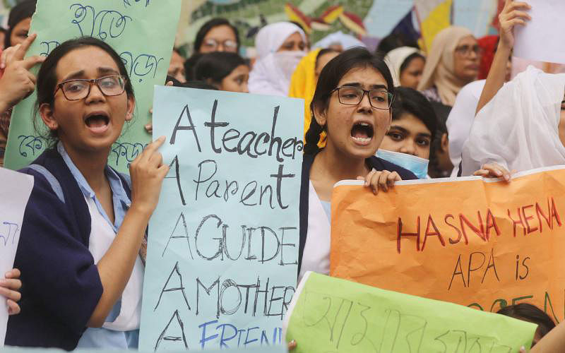 Students of Viqarunnisa Noon School and College hold demonstration demanding release of their detained teacher Hasna Hena on 7 December at Bailey Road, Dhaka. Photo: Abdus Salam