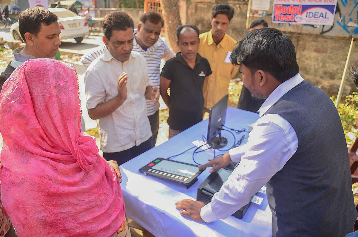 The Election Commission campaigning on the use of Electronic Voting Machine (EVM) at the Khulna Collectorate Public School and College compound in Khulna-2 on 9 December. EVMs will be used at 6 constituencies of the country in the upcoming parliamentary elections. Photo: Prothom Alo