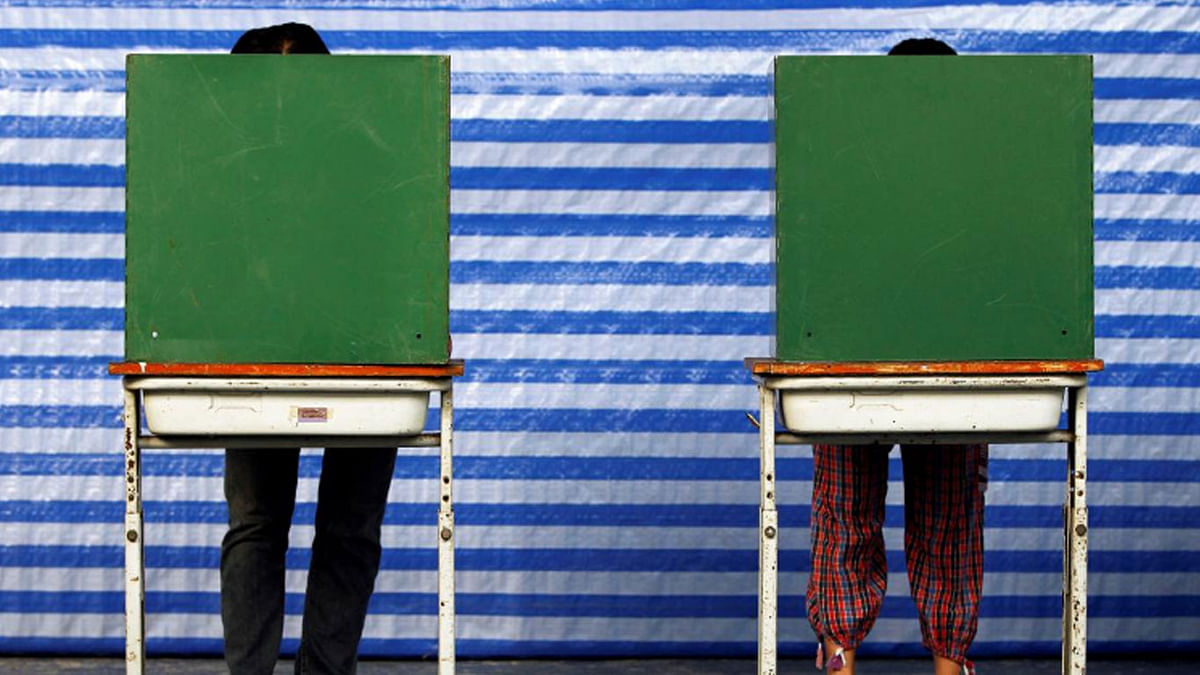 People vote behind booths at a polling station in Bangkok on 2 February 2014. -- Photo: Reuters