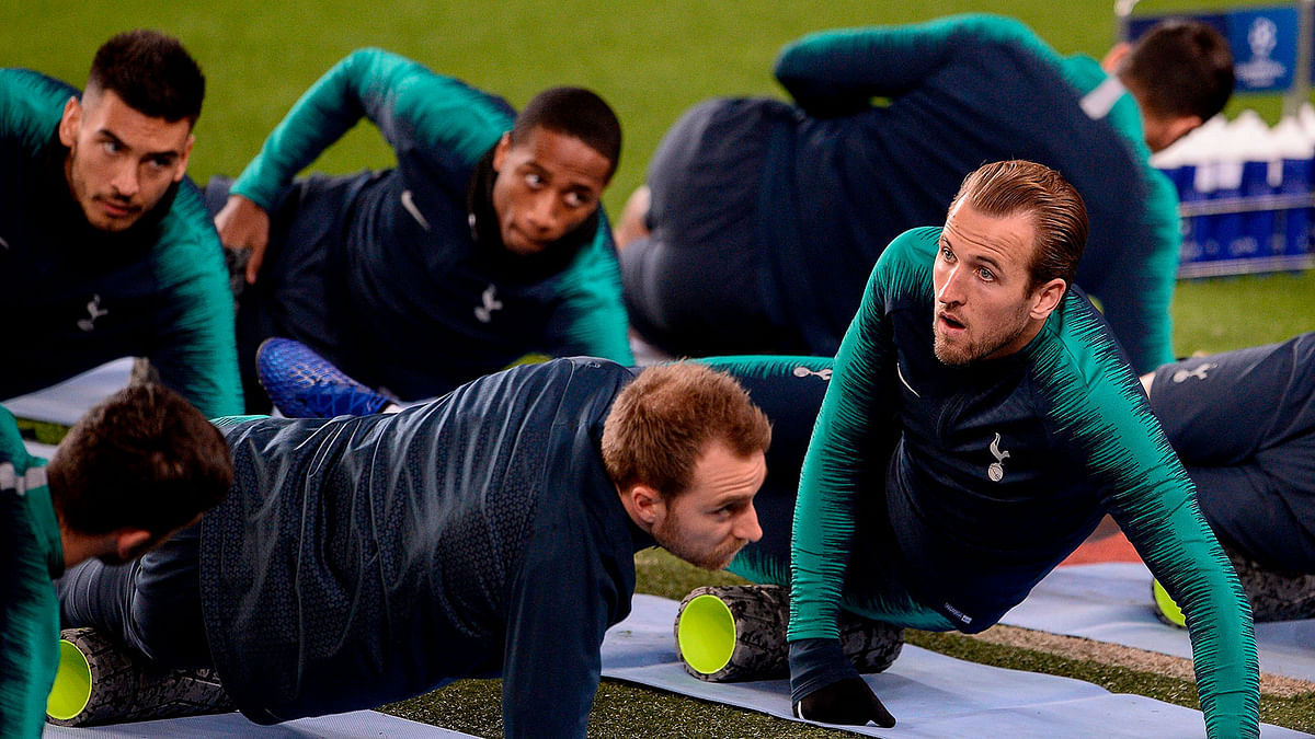 Tottenham Hotspur`s British forward Harry Kane (R) stretches during a training session at the Camp Nou stadium in Barcelona on 10 December, 2018 on the eve of the UEFA Champions League group B football match FC Barcelona against Tottenham Hotspur. Photo: AFP