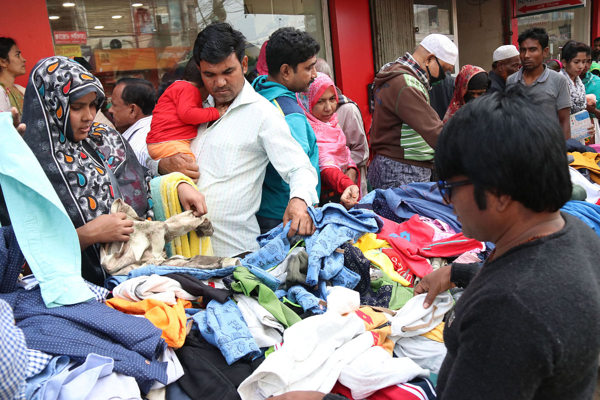 People buying warm clothes from shops on footpath at Alipur, Faridpur on 10 December. Photo: Alimuzzaman