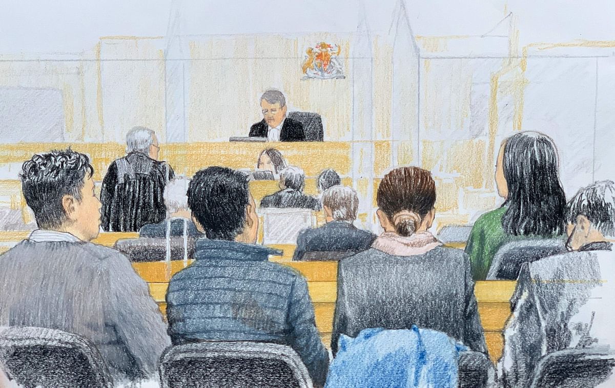 This courtroom sketch by Jane Wolsak and released to AFP by the artist shows Meng Wanzhou (R), Huawei`s chief financial officer, listening in the courtroom in Vancouver, British Columbia, 11 December 2018. Photo: AFP
