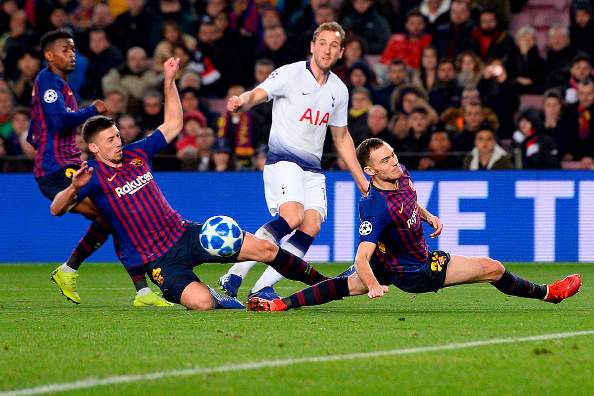 Tottenham Hotspur`s English forward Harry Kane (C) vies with Barcelona`s Belgian defender Thomas Vermaelen (R) and Barcelona`s French defender Clement Lenglet during the UEFA Champions League group B football match between FC Barcelona and Tottenham Hotspur at the Camp Nou stadium in Barcelona on December 11, 2018. AFP