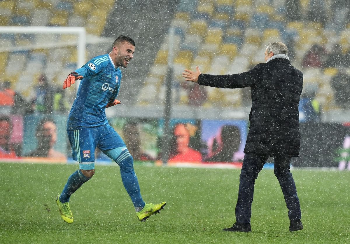 Lyon`s Portuguese goalkeeper Anthony Lopes and Lyon`s French coach Bruno Genesio react after the UEFA Champions League, Groupe F football match FC Shakhtar Donetsk and Olympique Lyonnais on NSK Olimpiyskyi stadium in Kiev on December 12, 2018. AFP