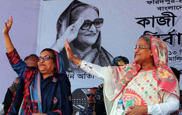 Prime minister Sheikh Hasina addresses a wayside rally at Bhanga intersection in Faridpur on Thursday morning. Photo: PID
