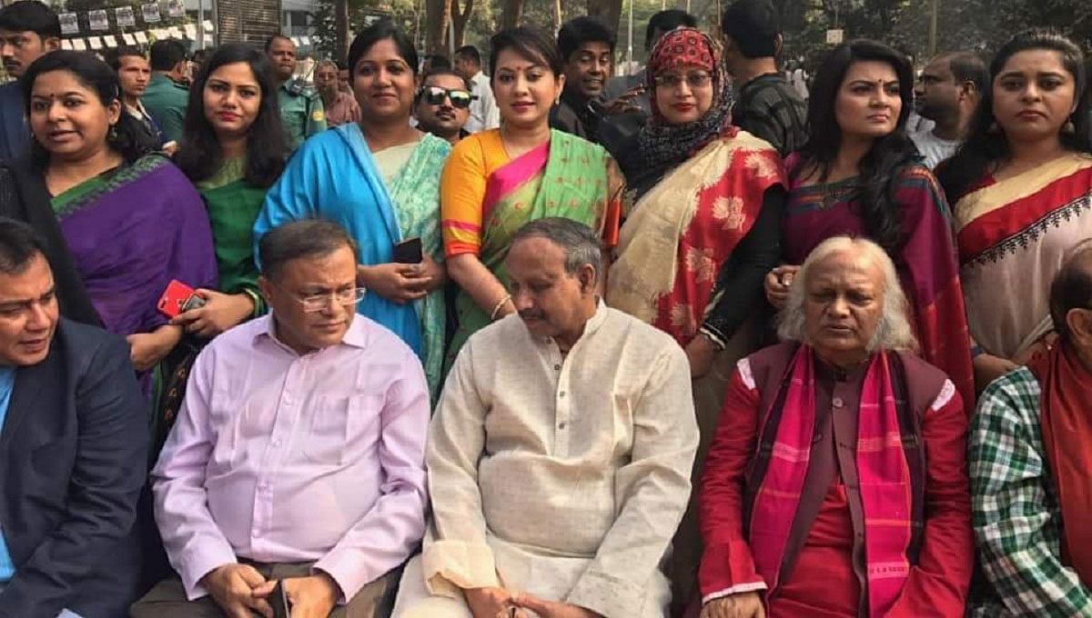 A number of educationalists, actors, actresses, musicians, singers, artists, sports personalities and civil society members participate in ruling party Awami League’s electioneering at the city’s Central Shaheed Minar on Thursday. Photo: UNB