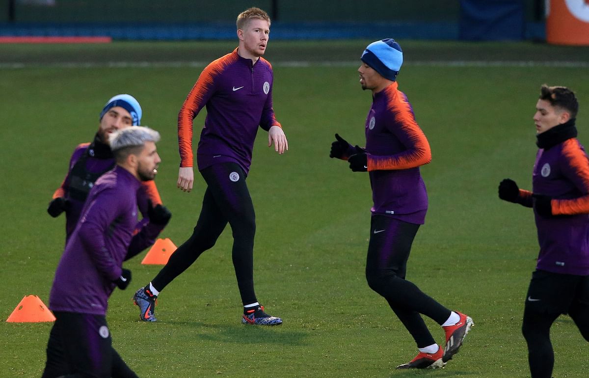 Manchester City`s Belgian midfielder Kevin De Bruyne (C) and Manchester City`s Brazilian striker Gabriel Jesus (2R) attends a team training session at City Football Academy in Manchester, north west England on 11 December 2018 on the eve of their UEFA Champions League Group F football match against Hoffenheim. Photo: AFP
