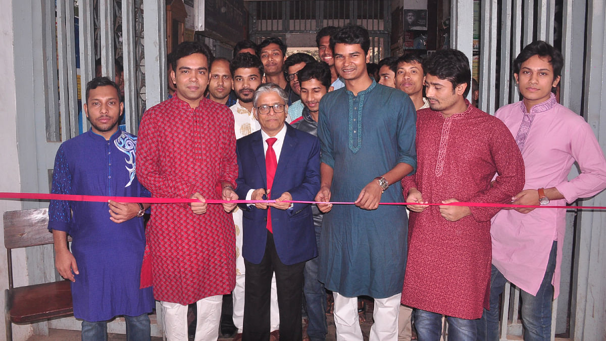 DU vice-chancellor M Akhtaruzzaman inaugurates a daylong photo exhibition titled ‘Birth of a Map’ on the premises of TSC in DU on Sunday. Photo: UNB