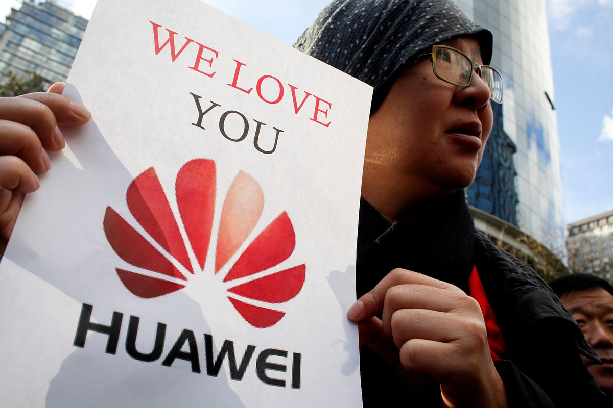 Lisa Duan, a visitor from China, holds a sign in support of Huawei outside of the BC Supreme Court bail hearing of Huawei CFO Meng Wanzhou, who is being held on an extradition warrant in Vancouver, British Columbia, Canada on 10 December. Photo: Reuters
