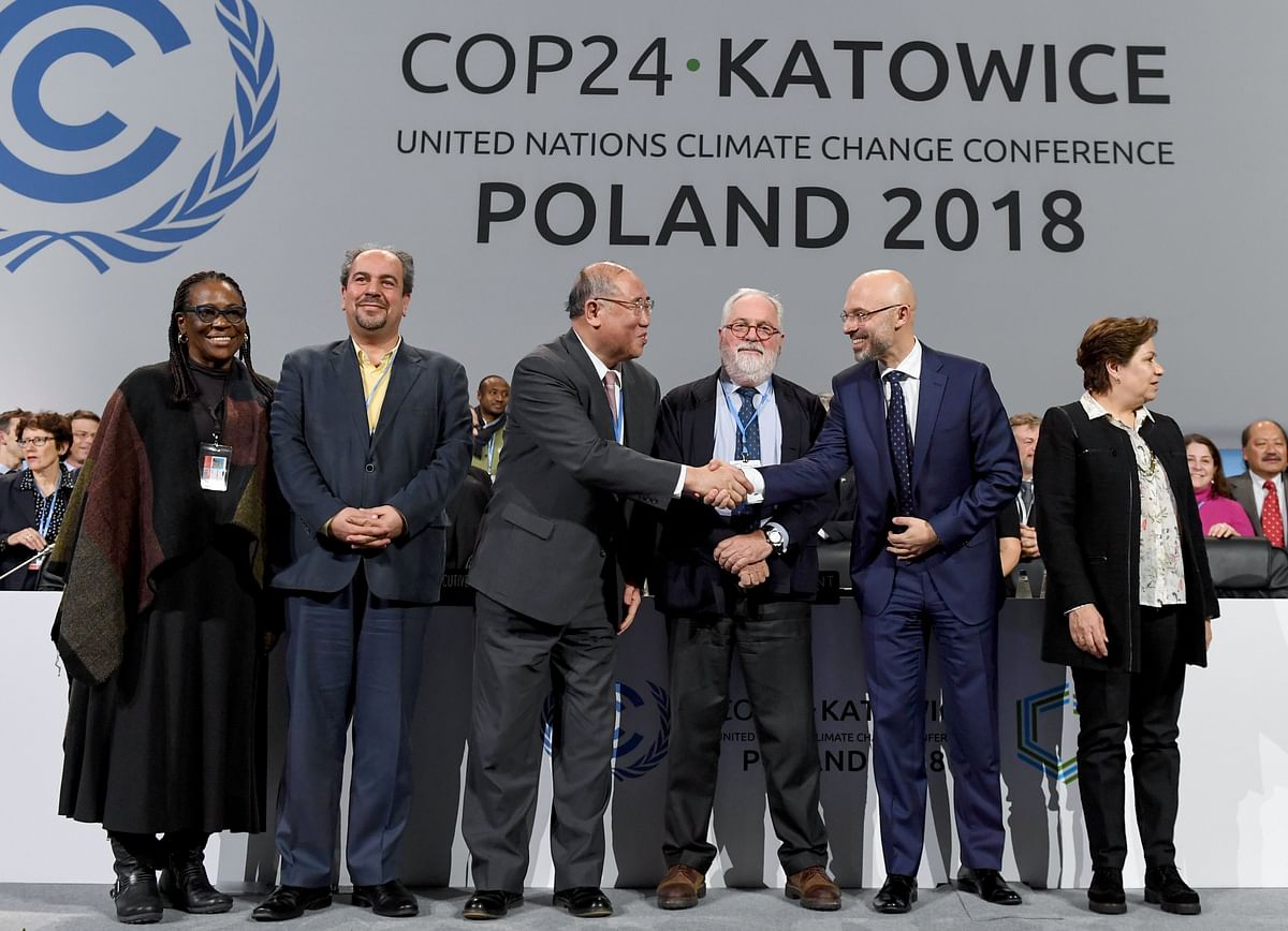 UN climate chief Patricia Espinosa, Iran`s head of delegation Majid Shafiepour Motlagh, China`s top climate negotiator Xie Zhenhua, European Union`s climate commissioner Miguel Arias Canete, COP24 president Michal Kurtyka react at the end of the final session of the COP24 summit on climate change in Katowice, southern Poland, on 15 December. Photo: AFP