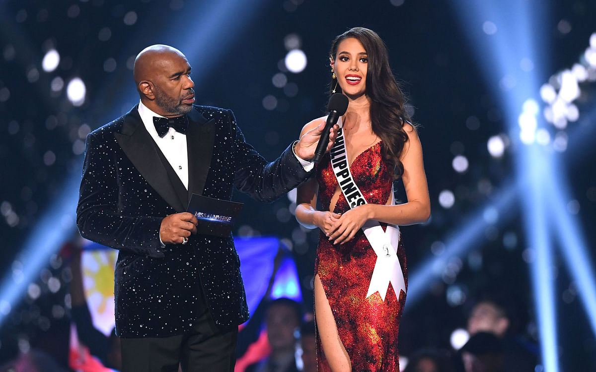 Catriona Gray (R) of the Philippines speaks while host Steve Harvey listens during the interview of top three finalists of the 2018 Miss Universe Pageant in Bangkok on 17 December, 2018. Photo: AFP