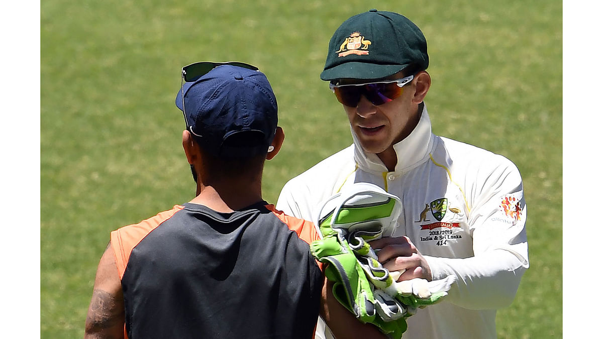Australia`s captain Tim Paine (R) shakes hand with Indian captain Virat Kohli after winning the second Test cricket match between Australia and India in Perth on 18 December 2018. -- Photo: AFP