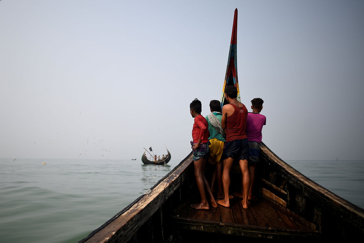Rohingya refugees crew a fishing boat in the Bay of Bengal near Cox`s Bazaar, Bangladesh, 24 March 2018. Photo: Reuters