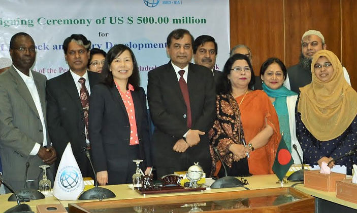 Economic relations division secretary Monowar Ahmed (4th from left) and acting World Bank country director Dandan Chen (5th from left) signed the deal on behalf of their respective sides in the city. Photo: Collected