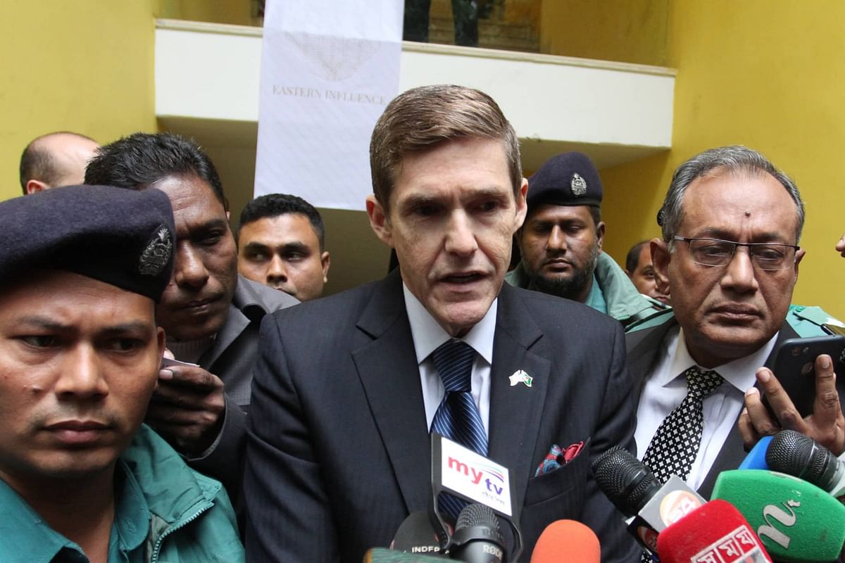 US ambassador Earl R Miller is speaking to newsmen after meeting with Jatiya Oikya Front leaders at a city hotel on Wednesday. Photo: Abdus Salam