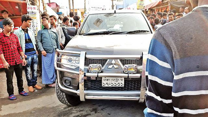 Four government vehicles are used in Obaidul Quader’s electioneering at Muchapur Bangla Bazar of Companiganj in NoaKhali on Thursday afternoon. Photo: Prothom Alo