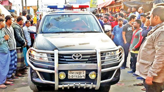 Four government vehicles are used in Obaidul Quader’s electioneering at Muchapur Bangla Bazar of Companiganj in NoaKhali on Thursday afternoon. Photo: Prothom Alo