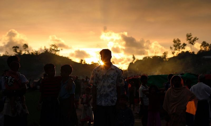 Rohingya refugees wait roadside for aid at Thaingkhali makeshift refugee camp in Cox`s Bazar, on 14 September 2017. Photo: Reuters