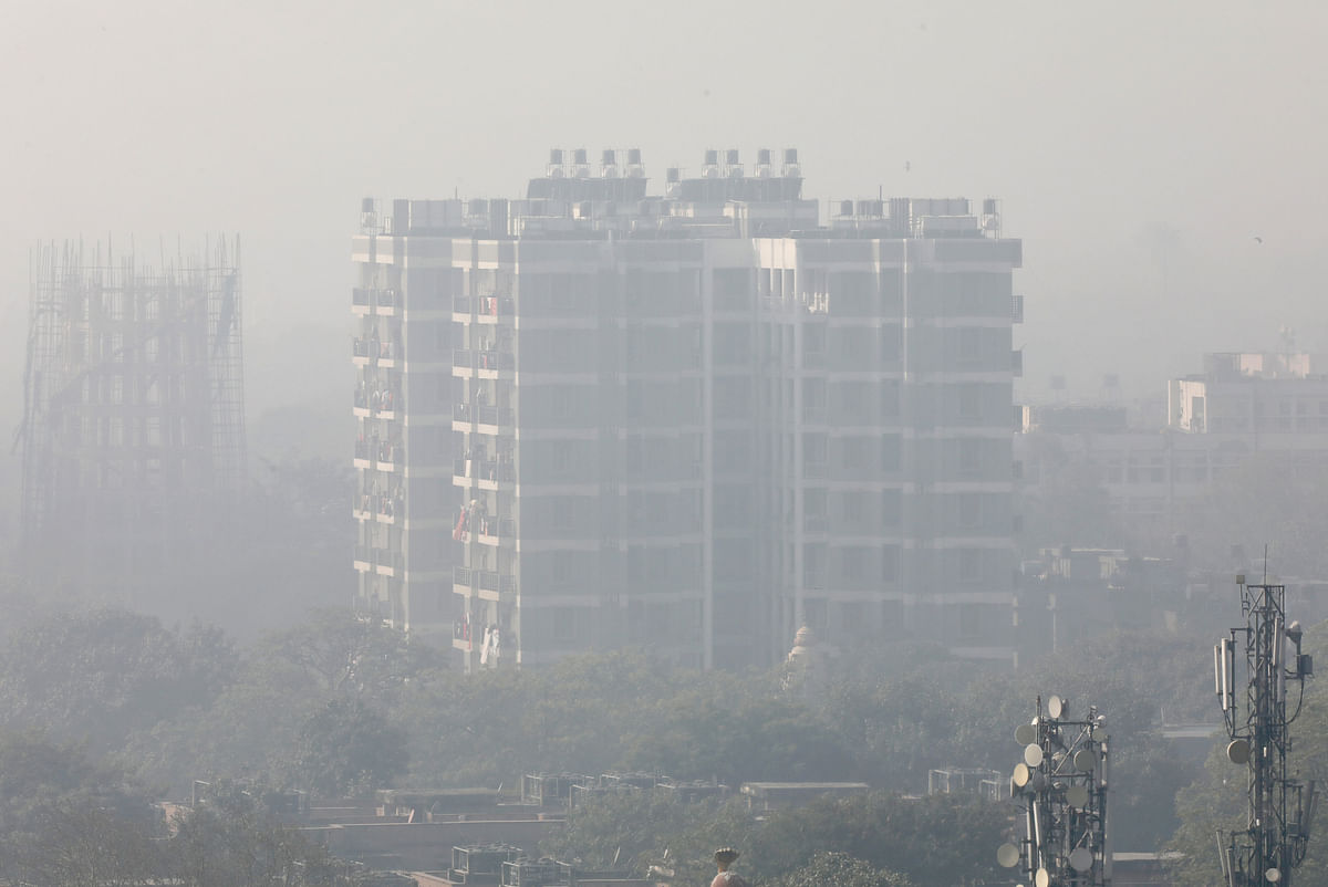 A residential building is shrouded in smog in New Delhi, India, on 25 December 2018. Photo: Reuters