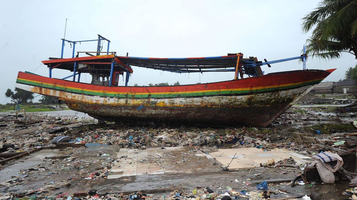 A boat is seen ashore in Teluk village in Labuan subdistrict in Banten province on December 26, 2018, after a tsunami - caused by activity at a volcano known as the `child` of Krakatoa - hit the west coast of Indonesia`s Java island on 22 December. Photo: AFP