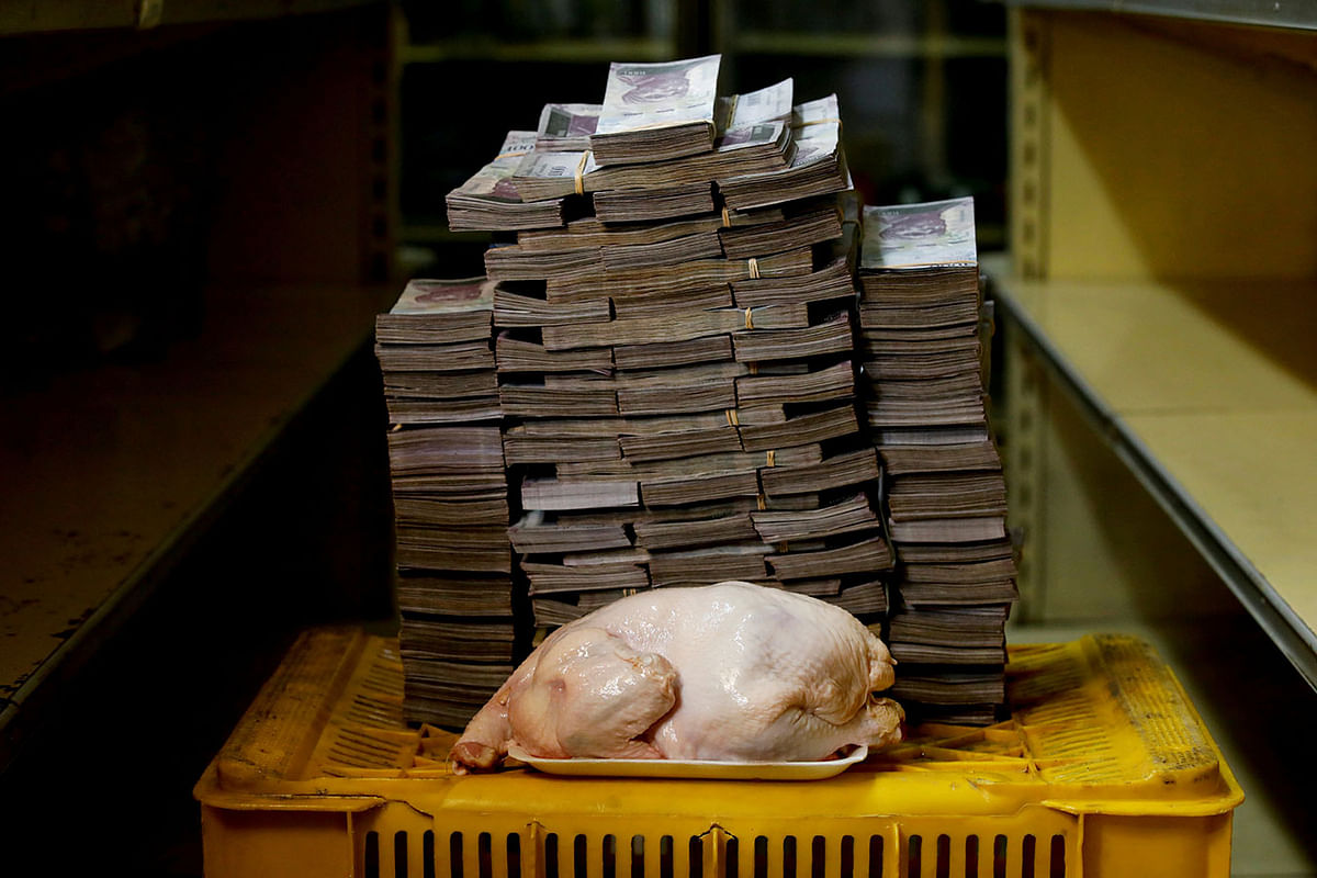 A 2.4 kg chicken is pictured next to 14,600,000 bolivars, its price and the equivalent of 2.22 USD, at a mini-market in Caracas, Venezuela 16 August 2018. Photo: Reuters