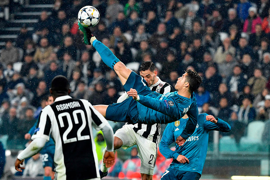 Real Madrid`s Portuguese forward Cristiano Ronaldo (C) overhead kicks and scores during the UEFA Champions League quarter-final first leg football match between Juventus and Real Madrid at the Allianz Stadium in Turin on 3 April 2018. Photo: AFP