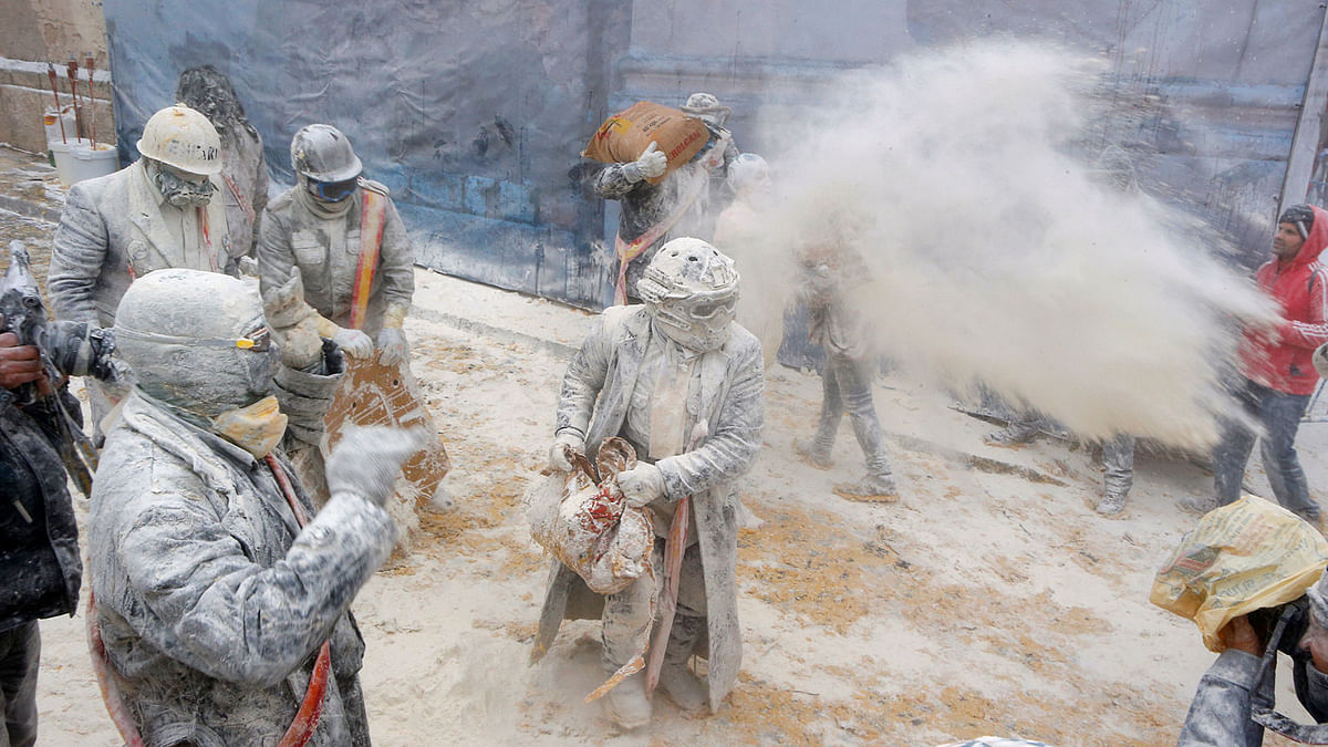 Revellers battle with flour and eggs during the traditional `Els Enfarinats` (The Floured) festival in Ibi, Alicante province, Spain, 28 December, 2018. Photo: Reuters