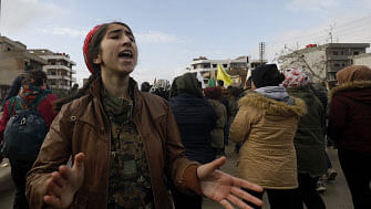 Syrian Kurds take part in a demonstration in the northeastern Syrian Kurdish-majority city of Qamishli on 28 December, 2018, against threats from Turkey to carry out a fresh offensive following the US decision to withdraw their troops. Photo: AFP