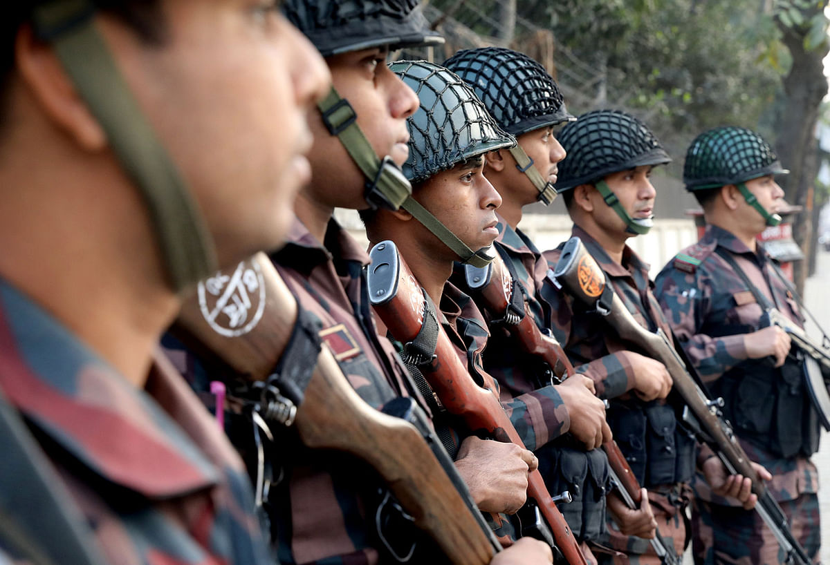 Members of the Border Guard Bangladesh (BGB) stand guard in front of Bangladesh Government Printing Press ahead of the 11th general election in Dhaka, Bangladesh, 28 December 2018. Photo: Reuters