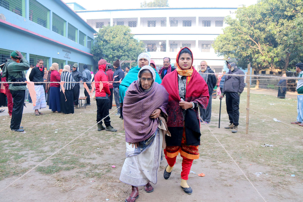 An elderly woman at the polling centre at Krishnapur Government Primary School in Pabna on 30 December. Photo: Hassan Mahmud