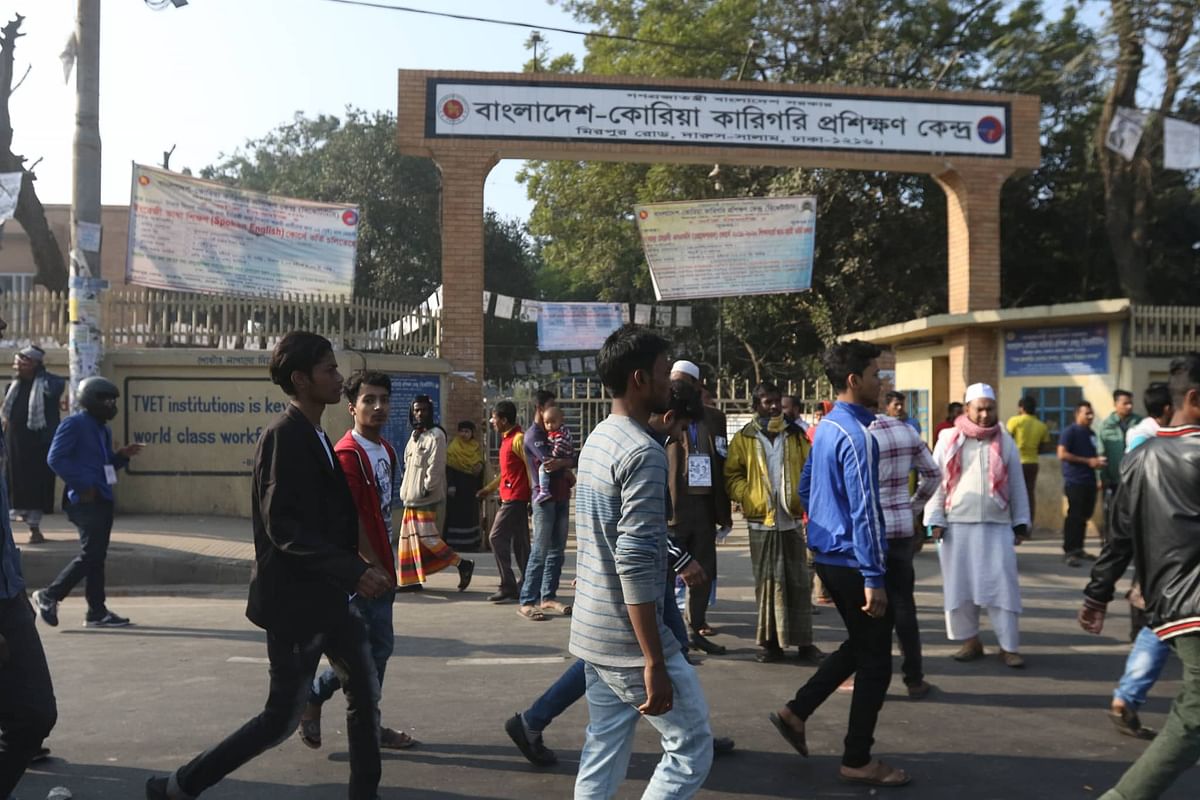 Awami League activists in front of a polling centre at Mirpur-14 in Dhaka on 30 December. Photo: Ashraful Alam
