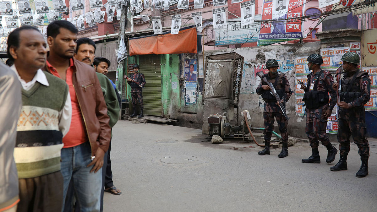 Law enforcement officials stand guard outside a voting center during the general election in Dhaka, Bangladesh, on 30 December 2018. Photo: Reuters