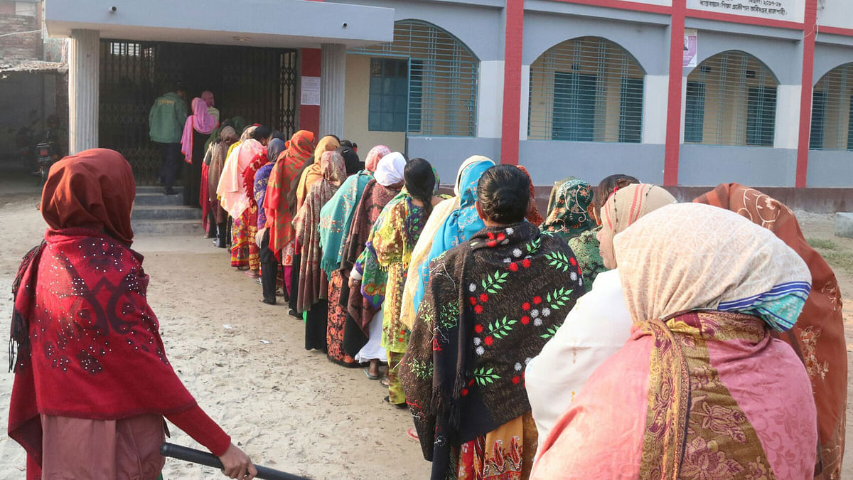 Voters are seen queued up at Shiroil Colony High School at ward no.19 in Rajshahi on 30 December. Photo: Shahidul Islam