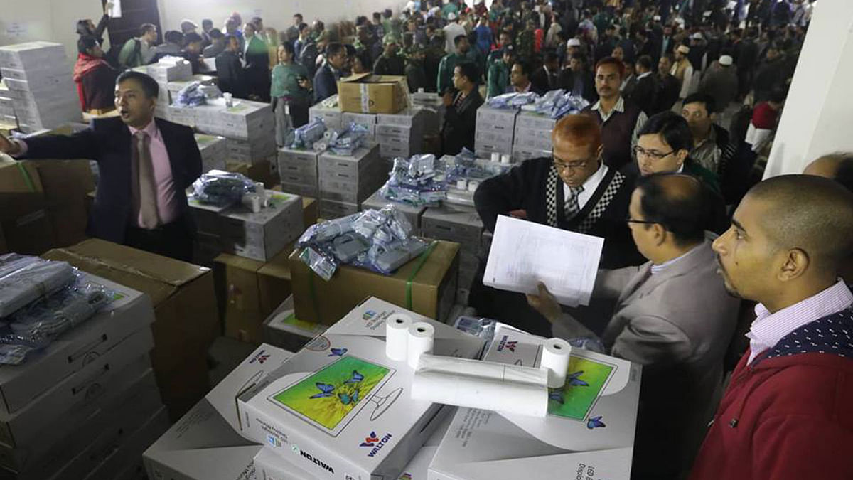 Electronic Voting Machine (EVM) are being distributed at Central Women’s College in Tikatuli, Dhaka on 29 December. Photo: Dipu Malakar
