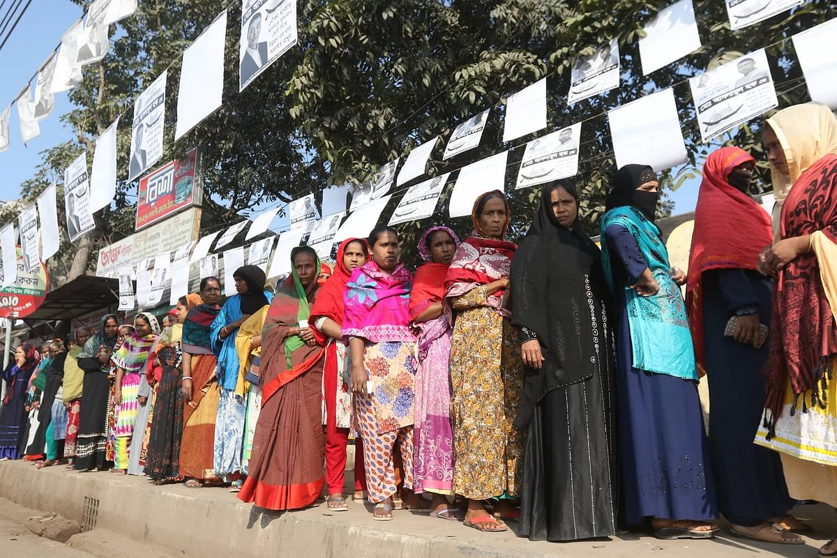 Voters queued up at Gabtali Government Primary School in Dhaka on 30 December. Photo: Ashraful Alam