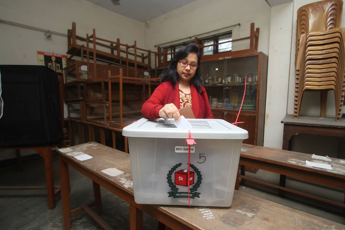 A woman casts her vote at Shahjahanpur, Dhaka on 30 December. Photo: Abdus Salam