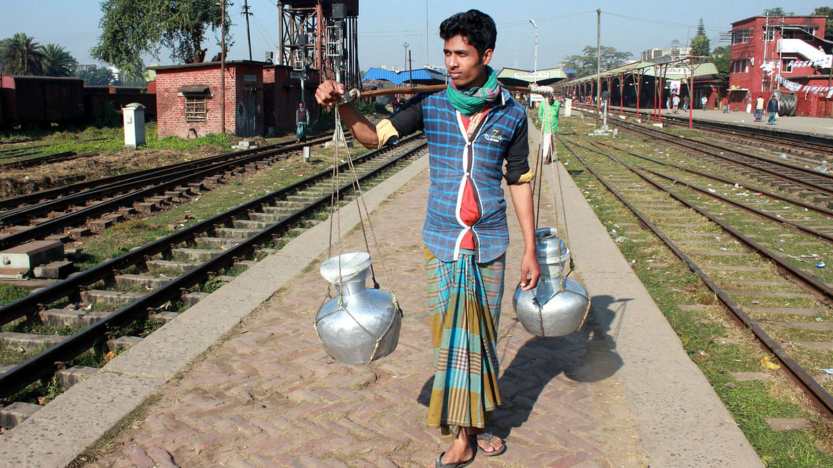 A man sells date juice at Mymensingh Railway Station on 31 December. Photo: Anwar Hossain
