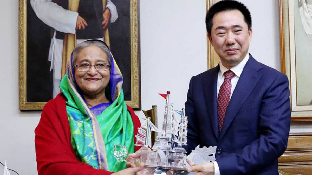 Chinese ambassador in Dhaka Zhang Zuo hands over China-made boat to prime minister Sheikh Hasina at her official residence Ganabhaban on Monday, 31 December 2018. Photo: UNB