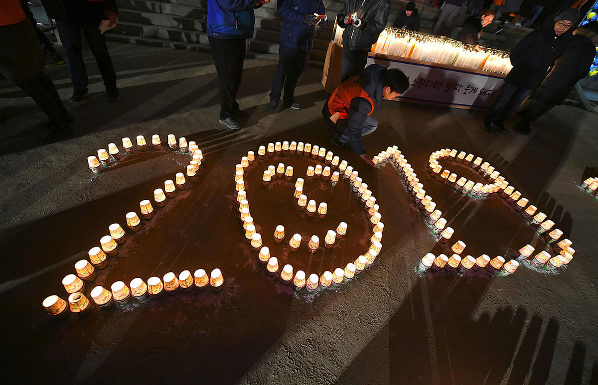 Buddhist believers light candles during celebrations to mark the New Year at Jogye temple in central Seoul after midnight on 1 January 2019. Photo: AFP