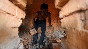 This photograph taken on 11 December 2018 shows a Cambodian labourer working at a brick factory on the outskirts of Phnom Penh. Saddled with debt from failed harvests, tens of thousands of farmers are turning to brick factories, where owners pay off their bills in exchange for labour. Photo: AFP