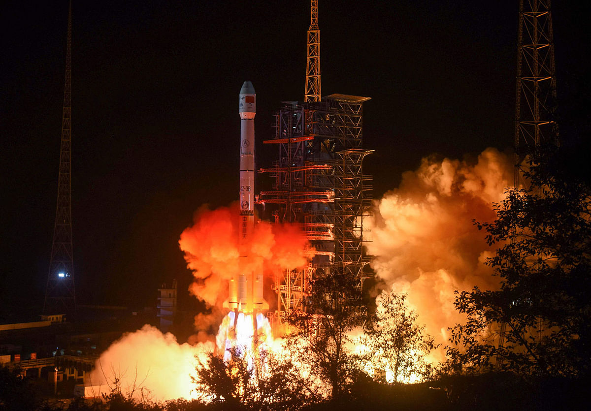 This file picture taken early on 8 December 2018 shows a Long March 3B rocket, transporting the Chang`e-4 lunar rover, lifting off from the Xichang launch centre in Xichang in China`s southwestern Sichuan province. Photo: AFP