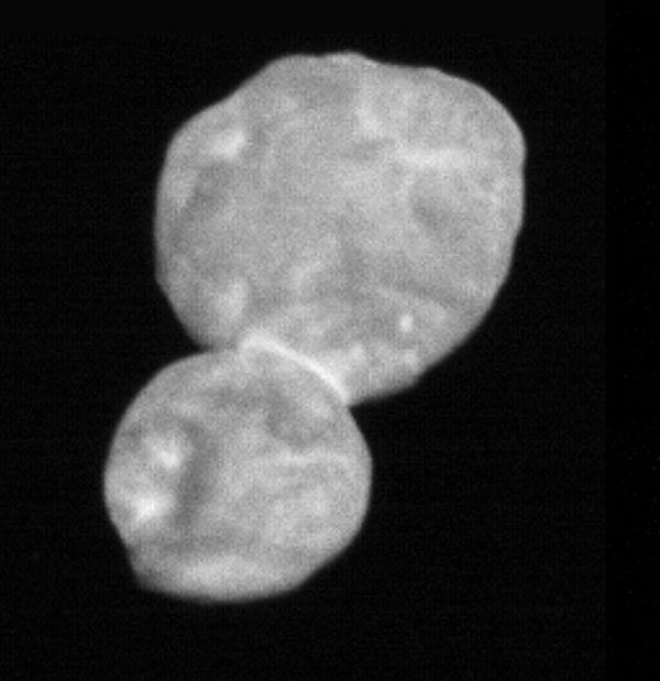 Ultima Thule, 20-mile-long (32-km-long) space rock, taken by NASA`s New Horizons spacecraft, taken at 5:01 GMT on 1 January 2019, just 30 minutes before closest approach from a range of 18,000 miles (28,000 kilometers), is shown in this image released by Johns Hopkins University Applied Physics Laboratory in Laurel, Maryland, US, on 2 January 2019. Photo: Reuters