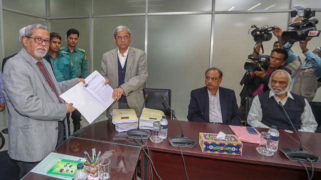 A seven-member delegation of Jatiya Oikya Front, led by BNP secretary general Mirza Fakhrul Islam Alamgir, submitted a five-page memorandum with polls related irregularities to the chief election commissioner at Nirbachan Bhaban in the city’s Agargaon area on Thursday. Photo: Sajid Hossain