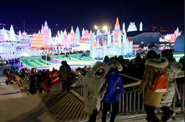Ice culptures illuminated by coloured lights are seen at annual ice festival, in China`s northern city of Harbin, Hailongjiang province on 4 January 2018 -- Photo: Reuters